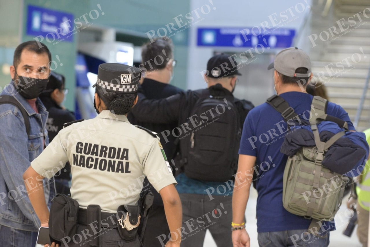 El hombre estaba custodiado por elementos de la Guardia Nacional durante su arribo al aeropuerto de Mérida