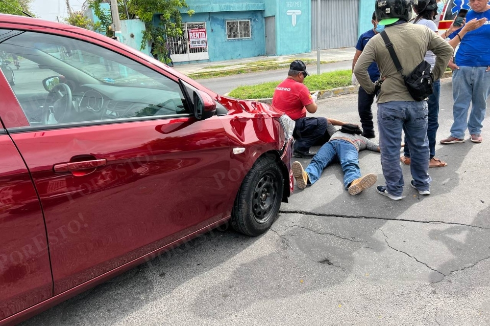 El conductor de la motocicleta terminó con diversas lesiones, por lo que socorritas lo trasladaron en una ambulancia hacia un hospital el Chetumal El conductor de la motocicleta terminó con diversas lesiones, por lo que socorritas lo trasladaron en una ambulancia hacia un hospital el Chetumal