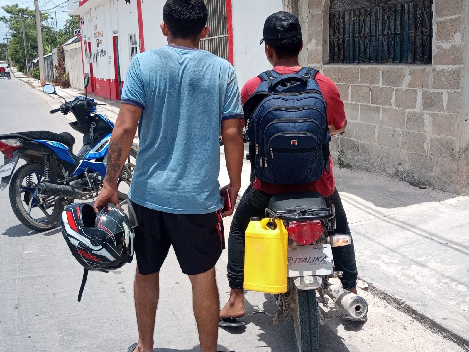 Vecinos señalaron que los cables de Telmex llevan días así Vecinos señalaron que los cables de Telmex llevan días así