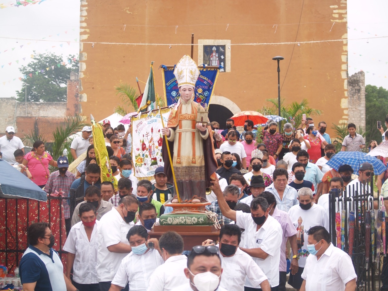 A pesar de las altas temperaturas de este jueves, los cientos de devotos salieron en procesión A pesar de las altas temperaturas de este jueves, los cientos de devotos salieron en procesión