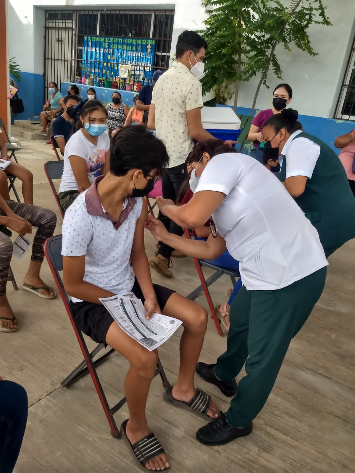 Adolescentes llegaron acompañados de sus padres y eran supervisados por personal del IMSS Bienestar Adolescentes llegaron acompañados de sus padres y eran supervisados por personal del IMSS Bienestar
