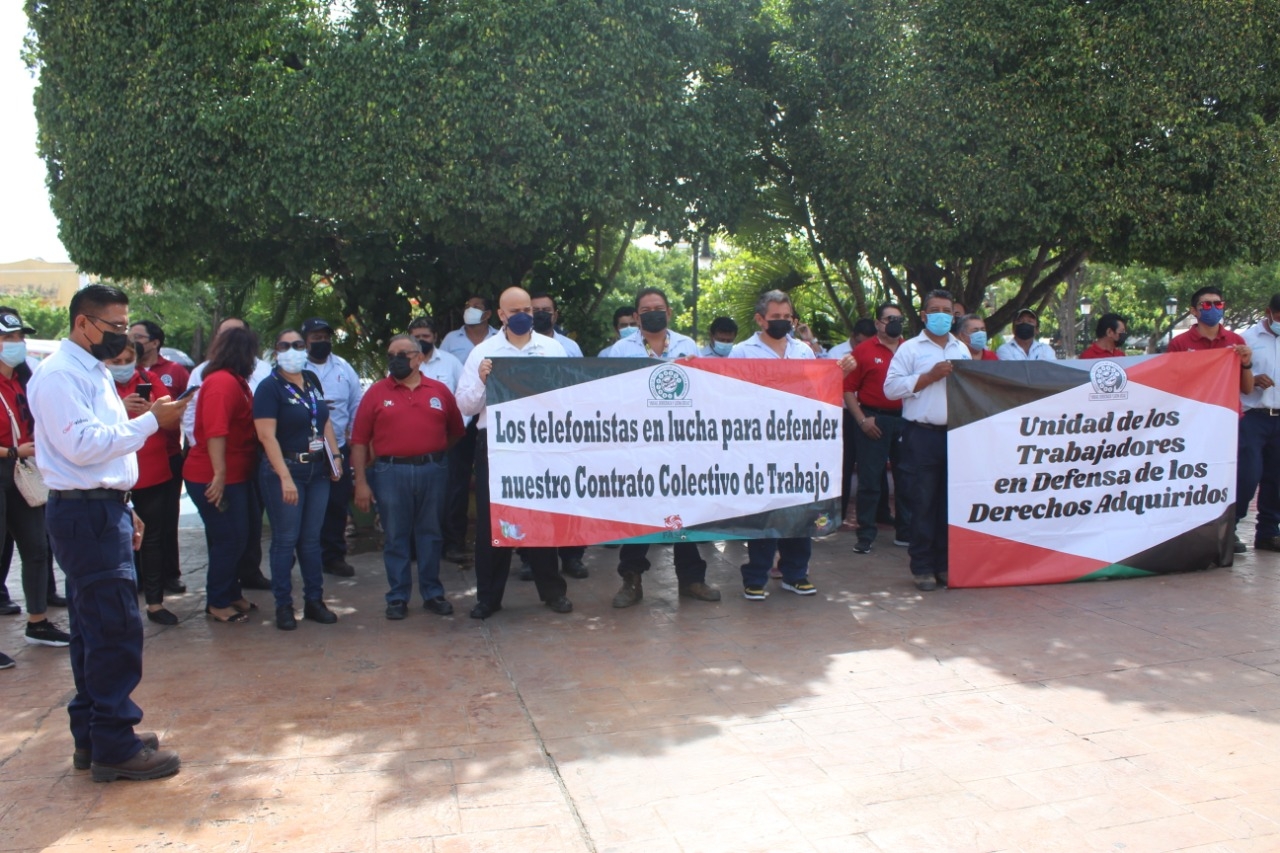 Telefonistas protestaron contra Telmex frente al Palacio Municipal de Ciudad del Carmen