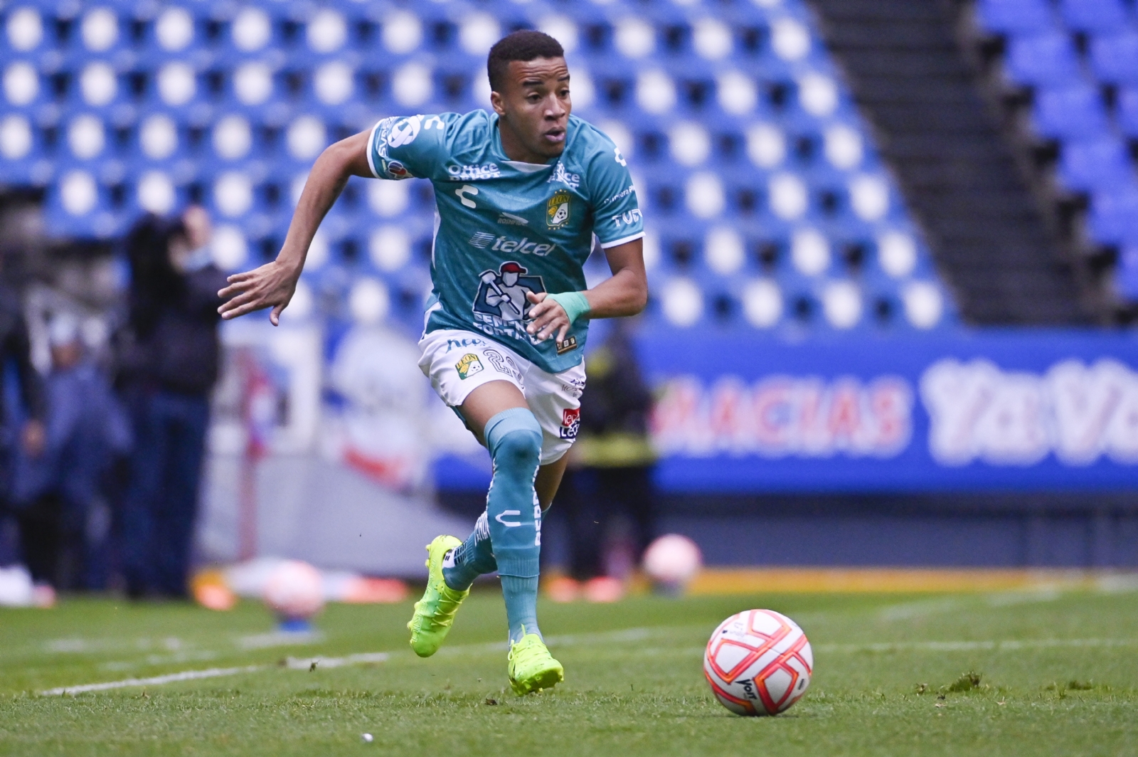 El colombiano Omar Fernández le da el empate al Puebla, que sigue líder