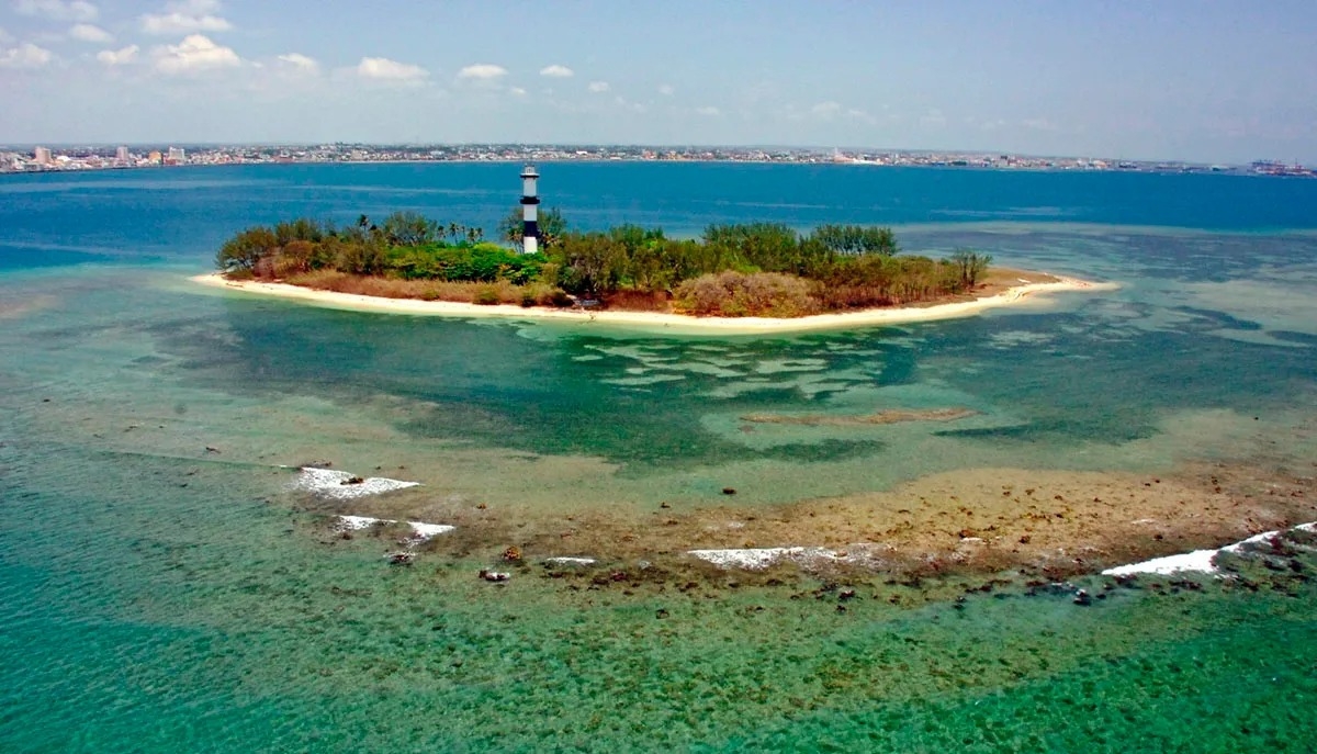 'Cancuncito' se conforma de un banco de arena blanca, lo que hace que su playa se asemeje a las de Cancún, Quintana Roo 'Cancuncito' se conforma de un banco de arena blanca, lo que hace que su playa se asemeje a las de Cancún, Quintana Roo