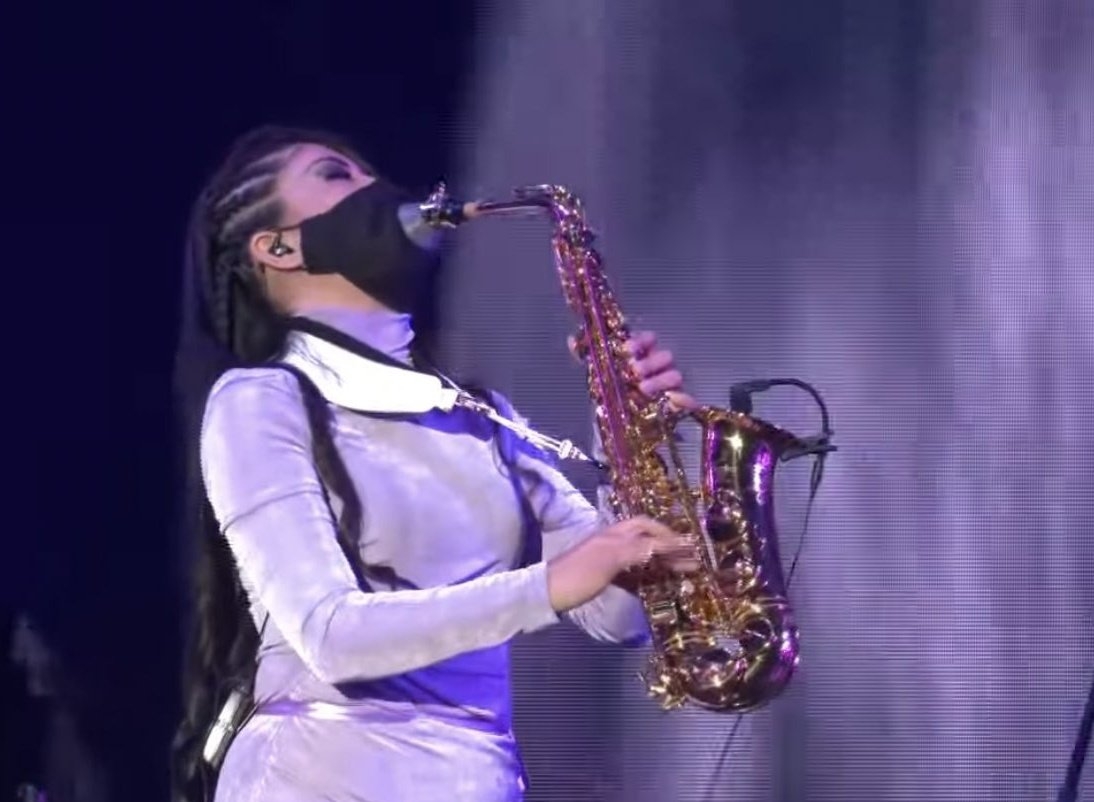 El arte y la música son la mejor herramienta para trascender toda negatividad, dijo Roco ante la presentación de Elena Ríos