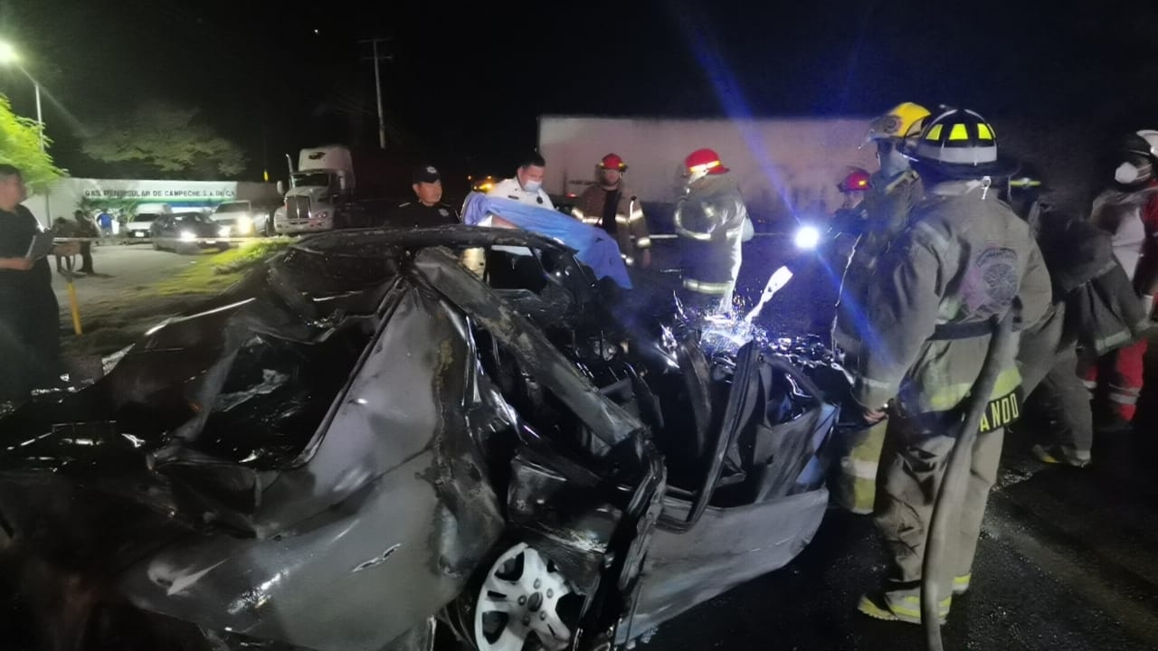 Conductor muere calcinado al estrellar su auto contra un tráiler en Campeche Conductor muere calcinado al estrellar su auto contra un tráiler en Campeche