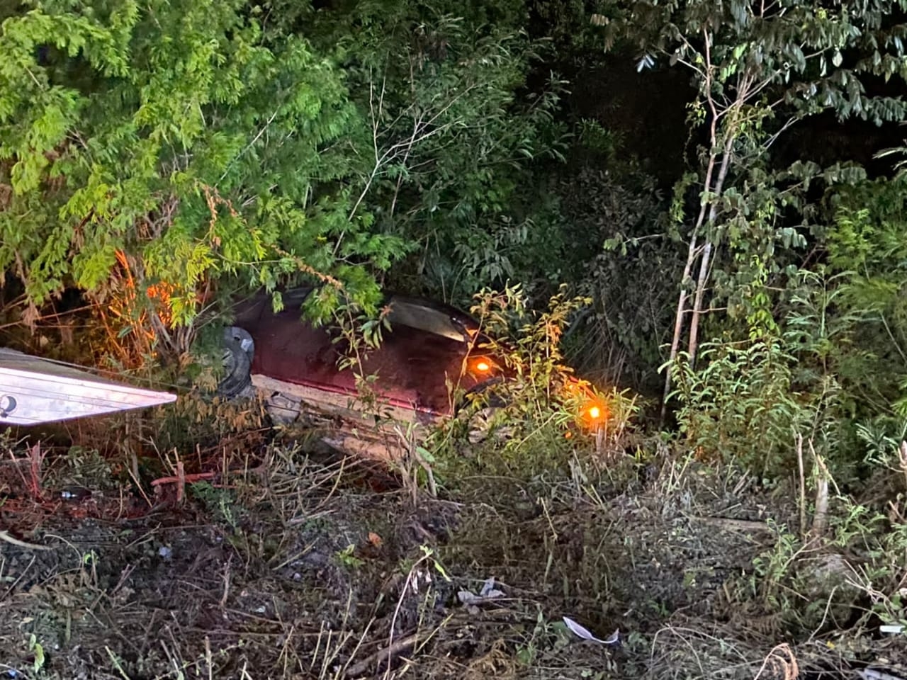 El automóvil del conductor accidentado en la carretera Cancún-Playa del Carmen fue retirado y remolcado al corralón de la ciudad