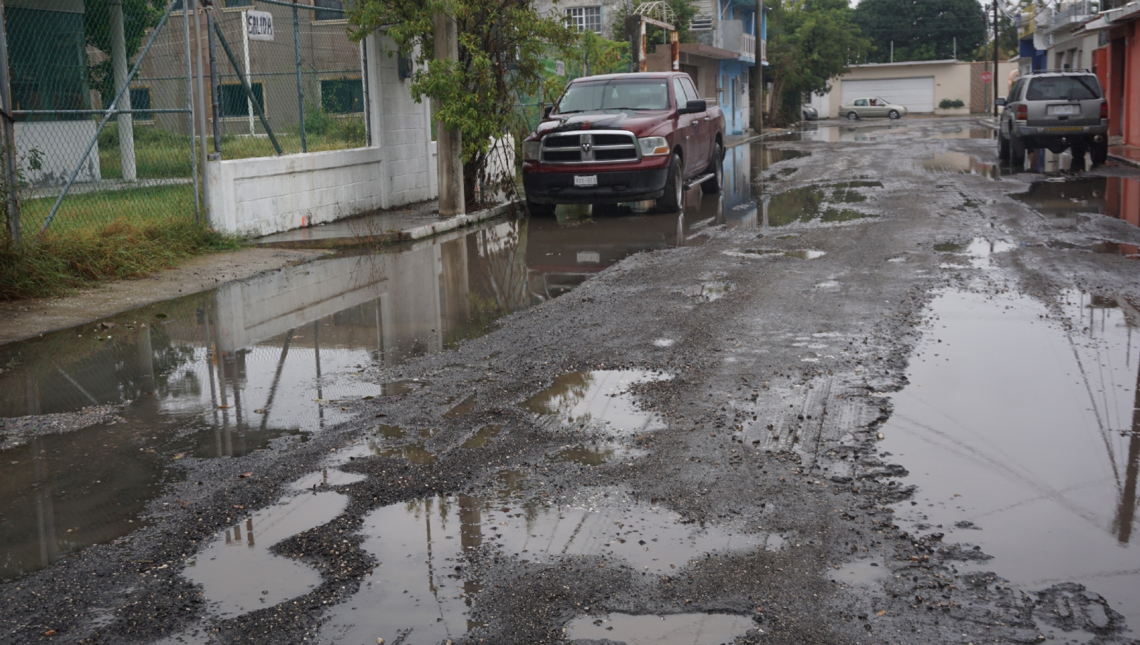 Muchas de las vialidades de la capital de la Entidad se encuentran en estado deplorable ante la falta de atención de la Comuna y el exceso de agua que arrastra el asfalto Muchas de las vialidades de la capital de la Entidad se encuentran en estado deplorable ante la falta de atención de la Comuna y el exceso de agua que arrastra el asfalto
