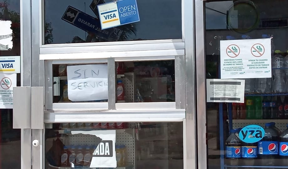 Farmacias y supermercados fueron algunos de los afectados por la falta de energía eléctrica en dos zonas de Playa del Carmen