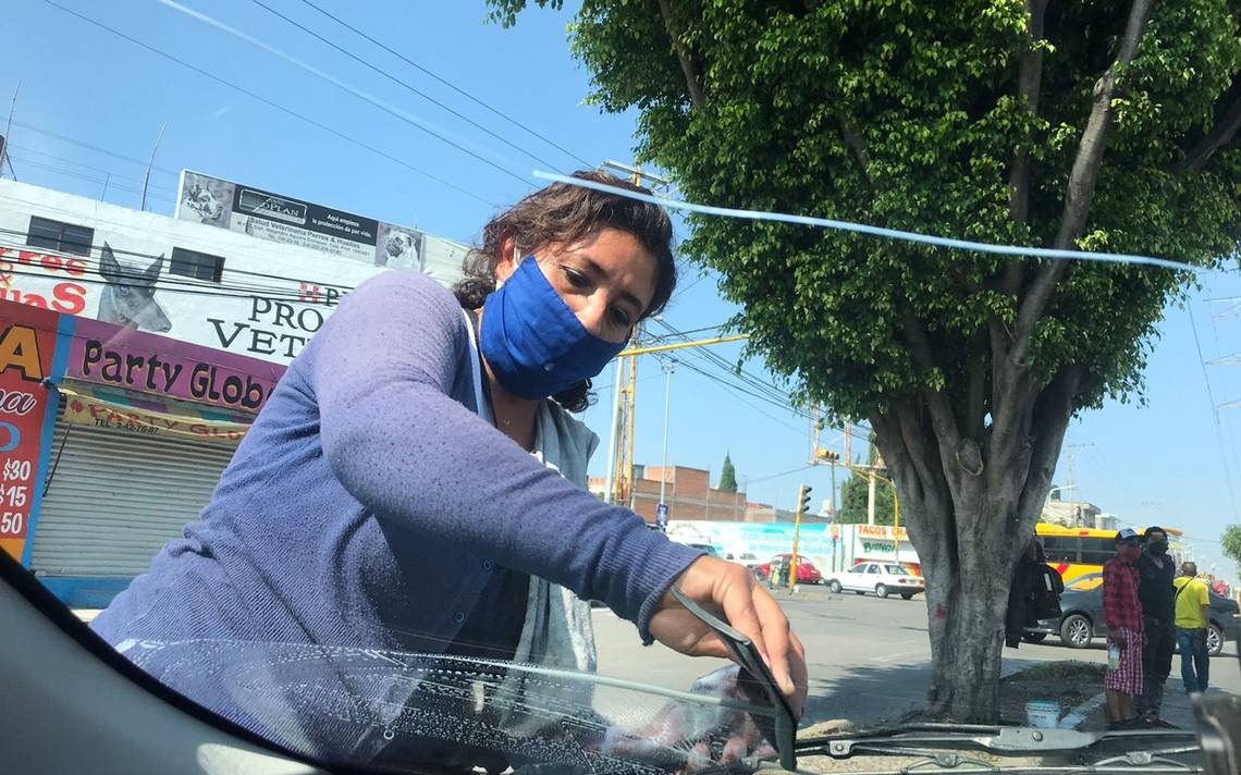 Limpiaparabrisas asegura que gana mucho dinero diario y genera controversia en redes Limpiaparabrisas asegura que gana mucho dinero diario y genera controversia en redes