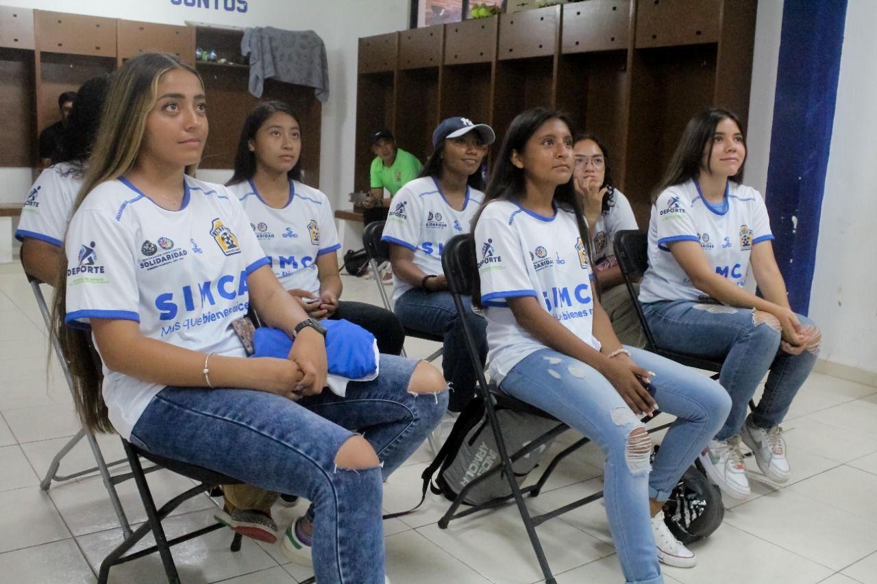 Charlyn Corra, Pichichi en LaLiga, convive con jugadoras del Inter Playa del Carmen Charlyn Corra, Pichichi en LaLiga, convive con jugadoras del Inter Playa del Carmen
