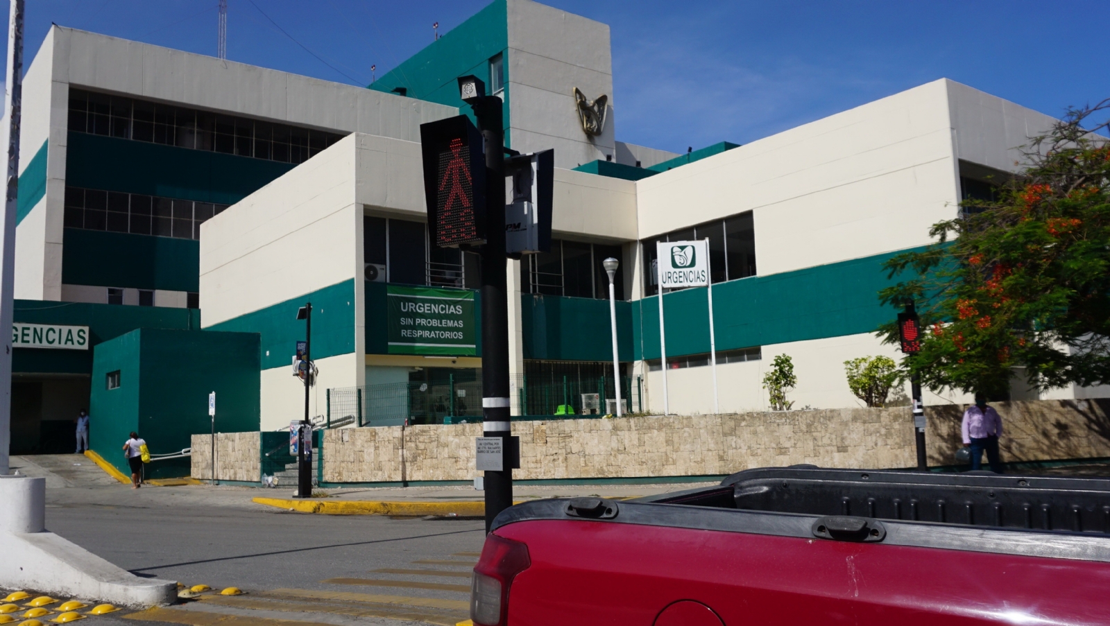 Sus conocidos y familiares al ver el hecho intentaron inducirlo rápidamente al vómito, al tiempo que daban aviso inmediato al 911