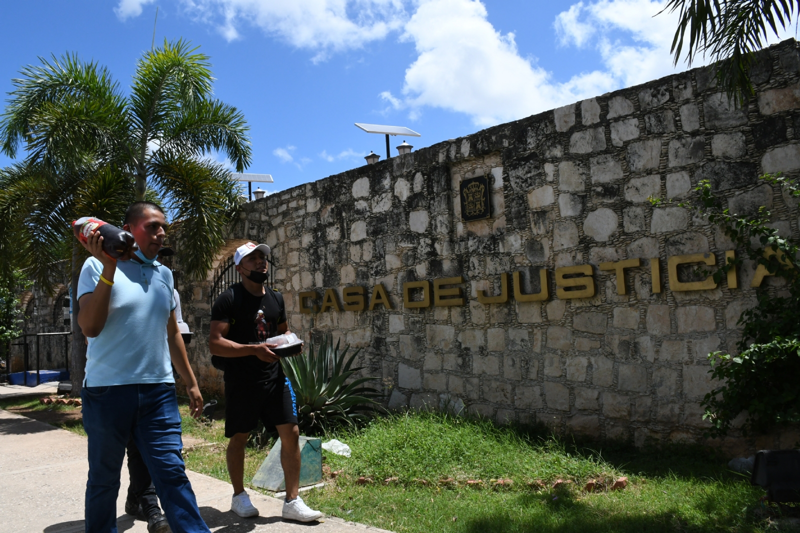 Entre los recursos ejercidos que carecían de documentación, están un millón 687 mil 379 pesos, empleados bajo el concepto de servicios de vigilancia Entre los recursos ejercidos que carecían de documentación, están un millón 687 mil 379 pesos, empleados bajo el concepto de servicios de vigilancia