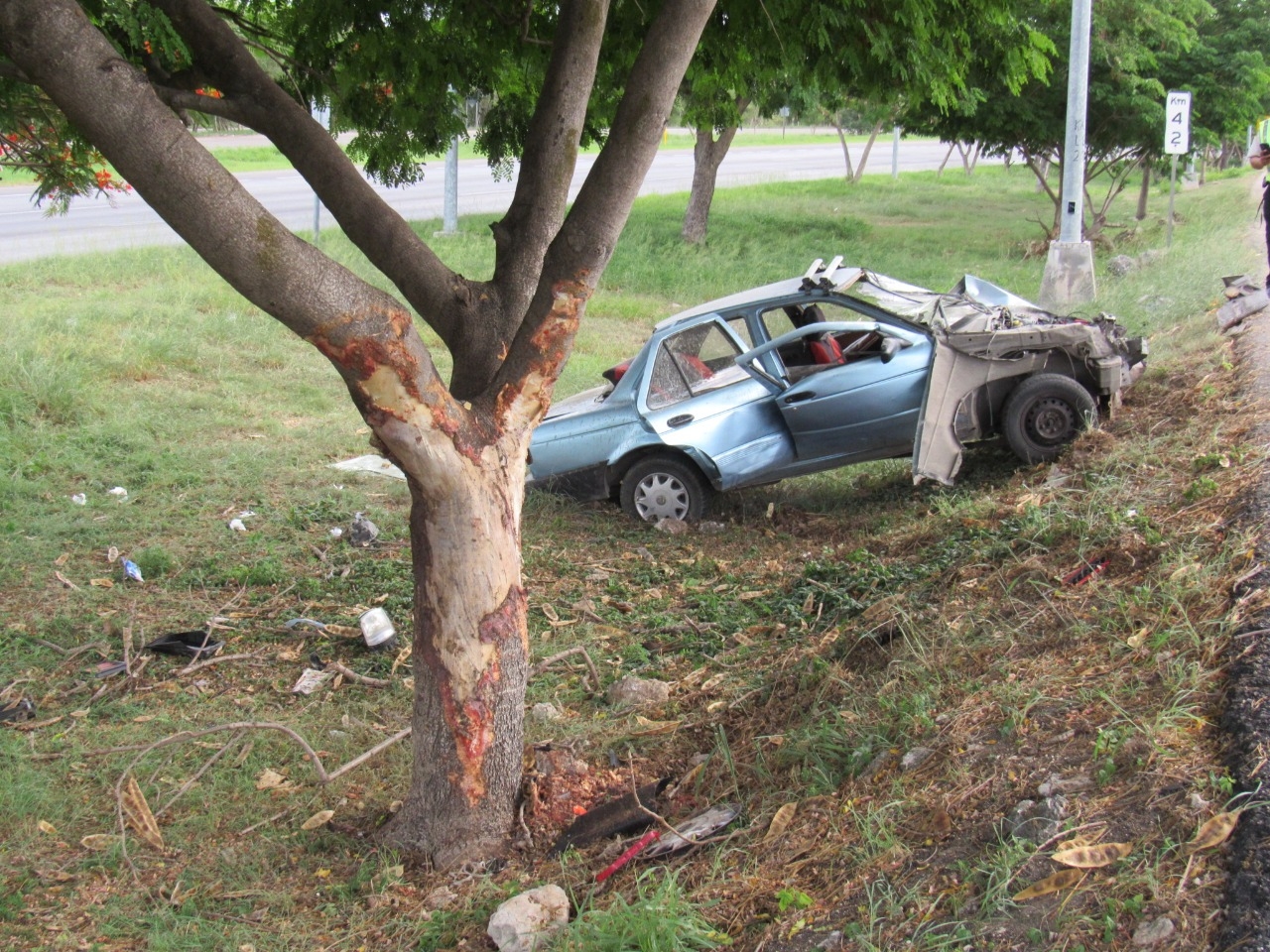 La parte frontal del vehículo terminó destrozado La parte frontal del vehículo terminó destrozado