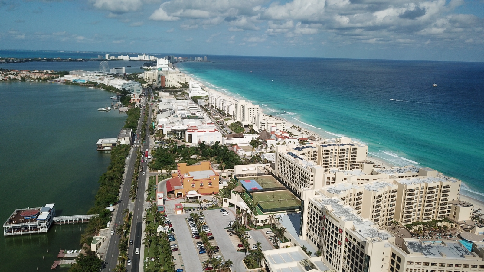 Cancún fue fundado en 1970, por lo que este año cumplió 52 años de existencia, donde se destacan sus bellezas naturales que enamoran al turismo