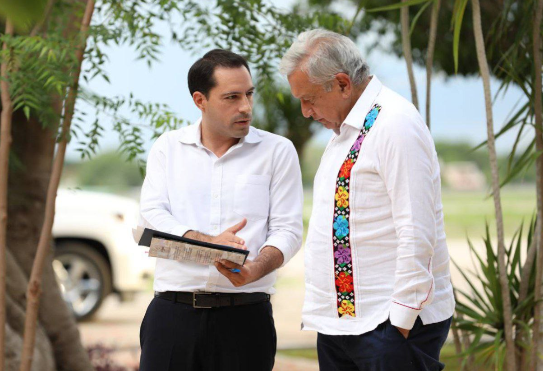 En la reunión, el Gobernador y AMLO revisaron también los avances del proyecto del Tren Maya en la entidad.
