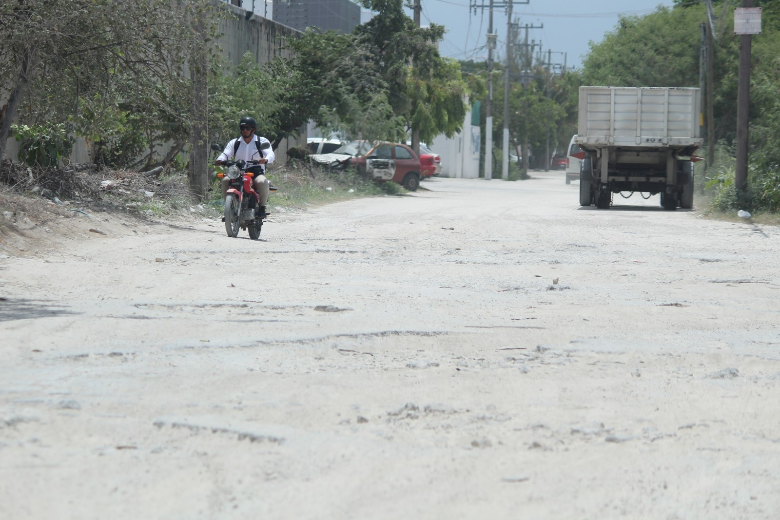 Hasta ayer, los automovilistas seguían utilizando las avenidas convencionales para dirigirse rumbo a Playa del Carmen; la obra inició hace una semana Hasta ayer, los automovilistas seguían utilizando las avenidas convencionales para dirigirse rumbo a Playa del Carmen; la obra inició hace una semana