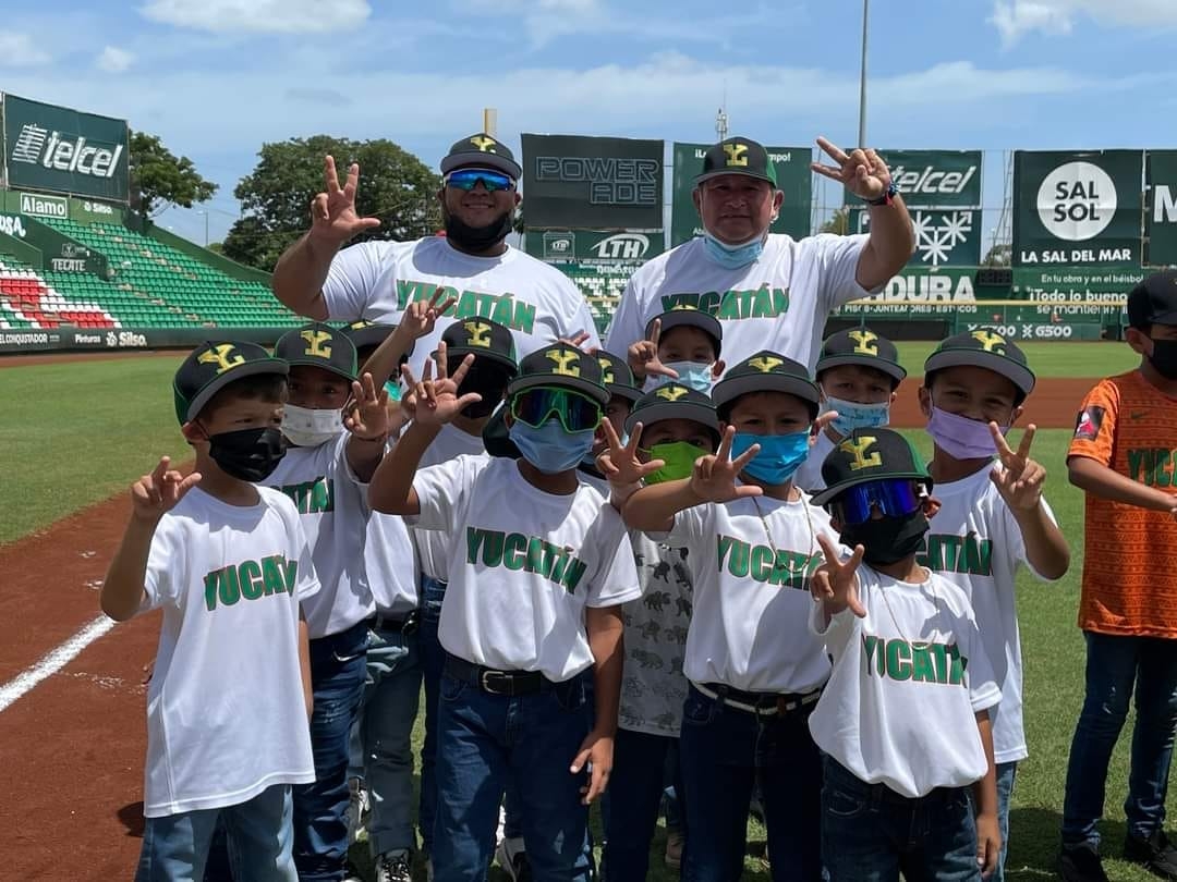 El día de ayer fueron con toda la ilusión al abanderamiento en la casa de los Leones de Yucatán