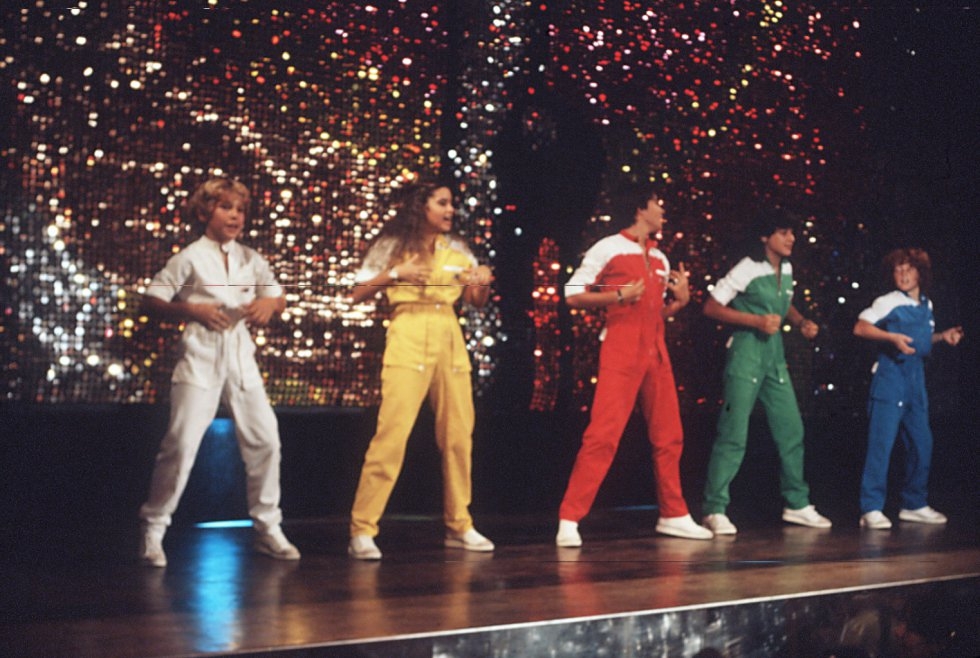 Captan a viajera del tiempo en concierto de Parchis en 1982 Captan a viajera del tiempo en concierto de Parchis en 1982