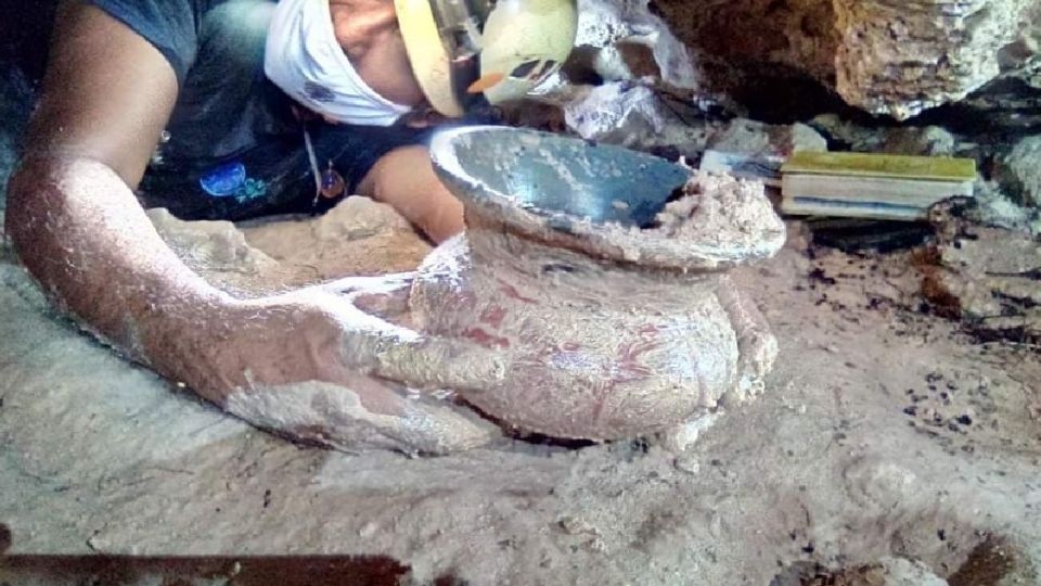 La vasija de tipo chocolatera mide 13 centímetros de altura y se encontraba completa