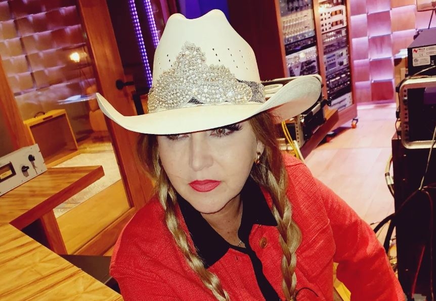Los lentes que utiliza Alicia Villarreal en su fotografía son de una marca reconocida internacionalmente
