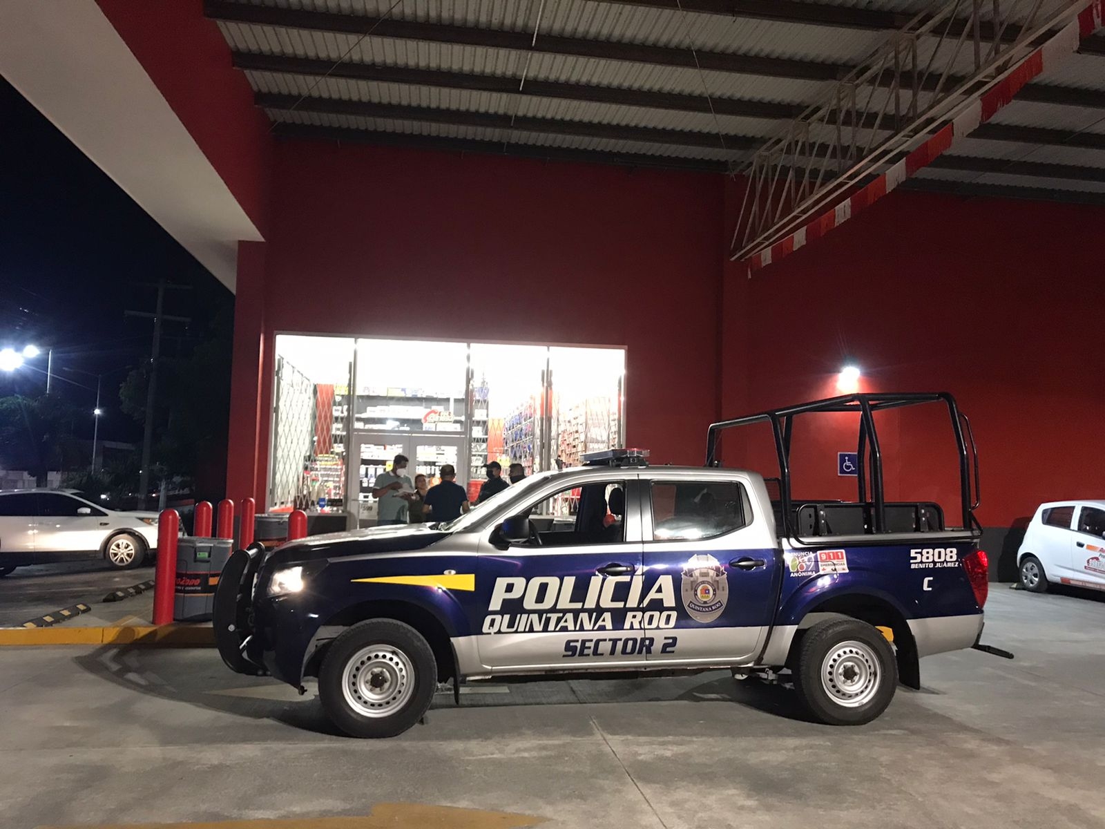 Sujetos ingresaron a una tienda de refacciones para llevarse dinero en efectivo de clientes y la tienda en Quintana Roo