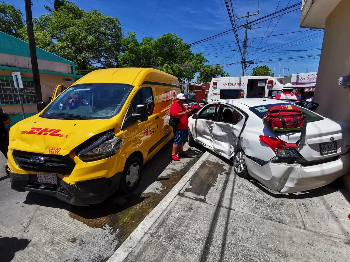 Tras el impacto el vehículo particular dio varios giros y termino subiendo de reversa al camellón con parte de la carrocería dañada