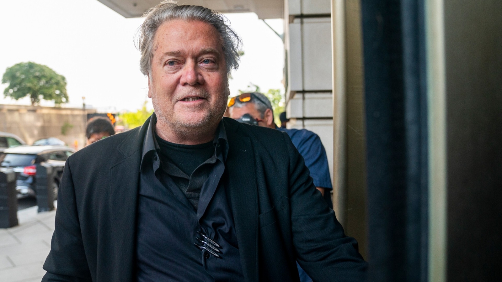 Bannon permaneció en silencio mientras el tribunal leía la decisión del juicio
