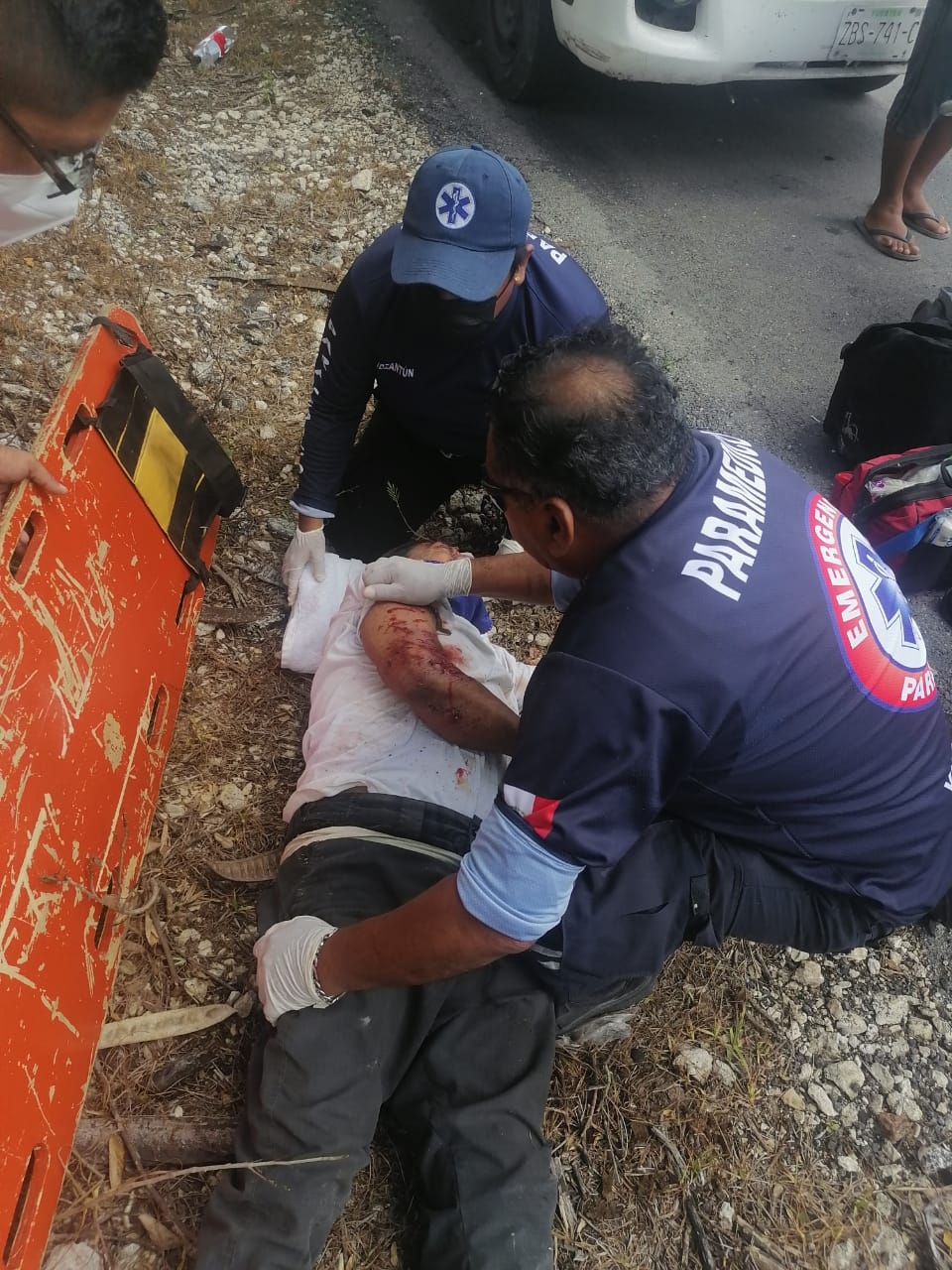 El hombre fue atendido por los paramédicos para luego ser trasladado al hospital