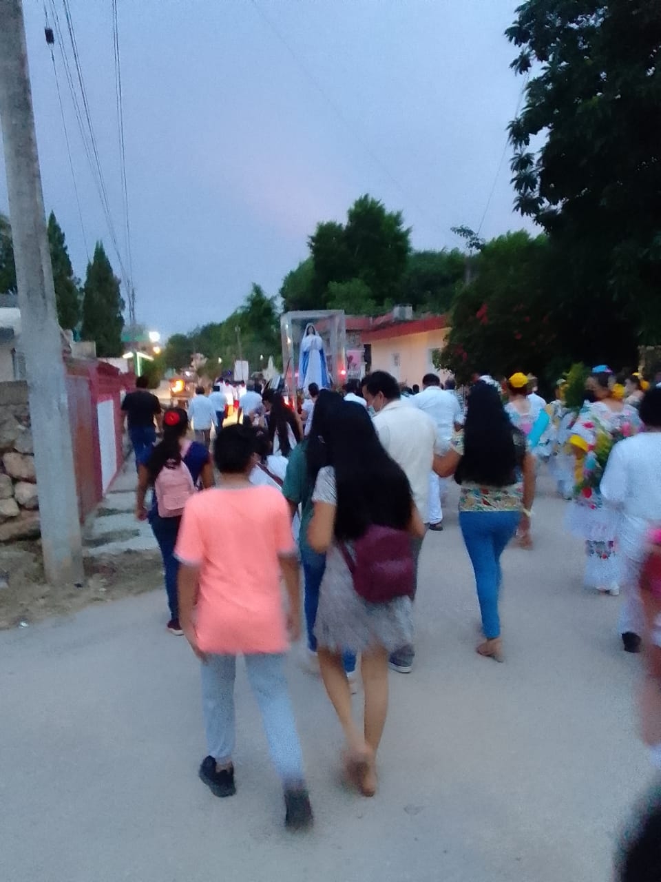 Feligreses pasean a nuestra señora de la Asunción en Peto