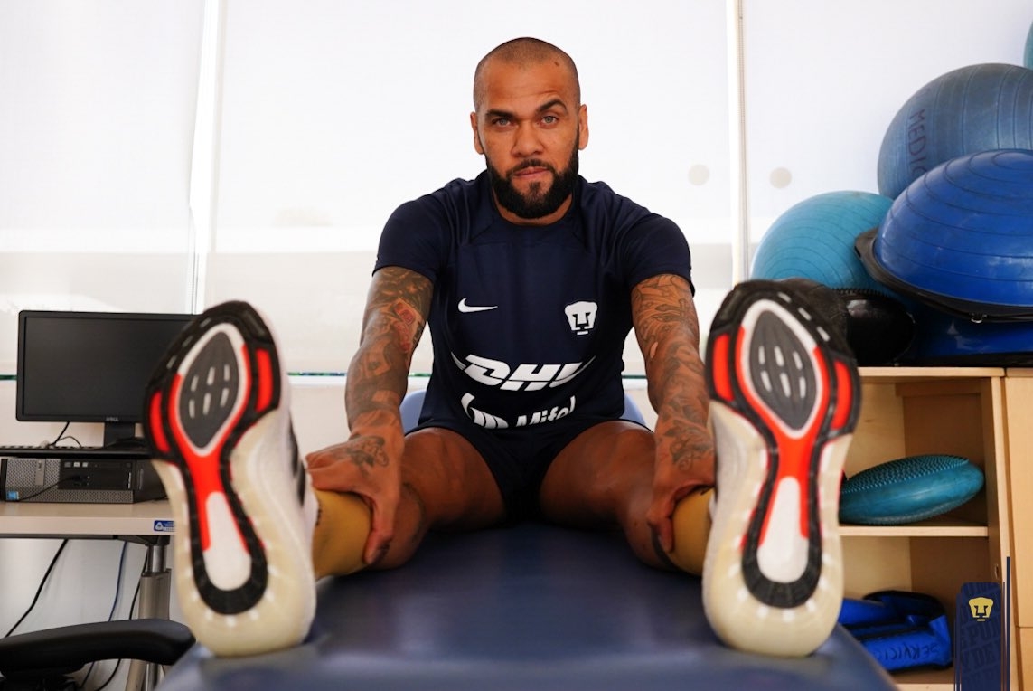 Dani Alves, de 39 años, se une como jugador de los Pumas por un año, en donde buscará demostrar por qué fue refuerzo del Barcelona