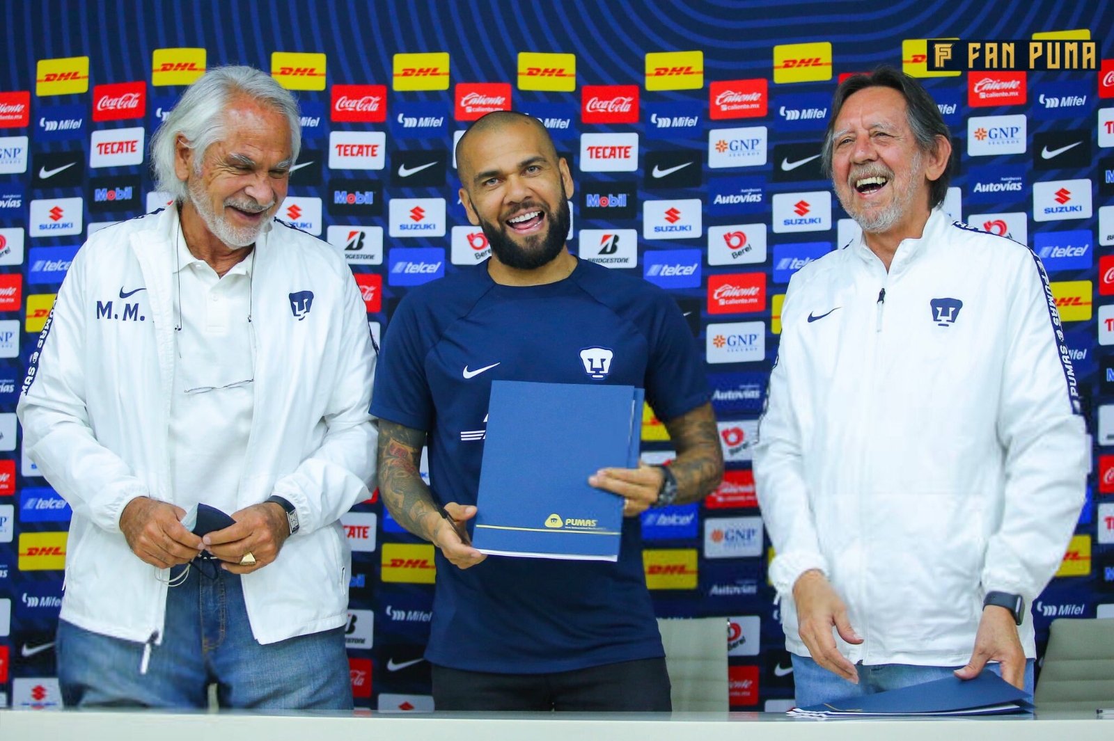 Dani Alves firmó este sábado con los Pumas