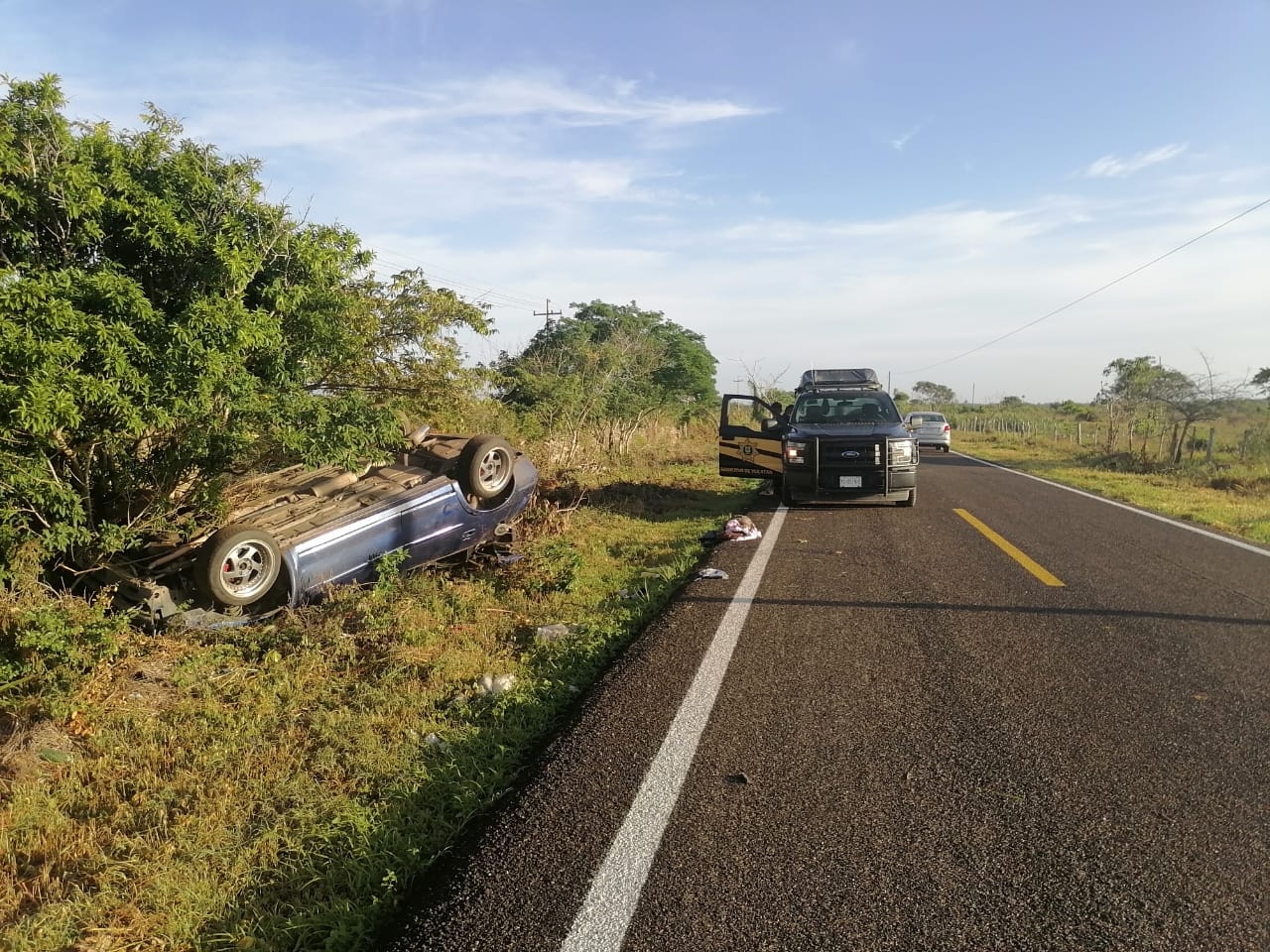 El auto quedó volcado fuera de la carretera
