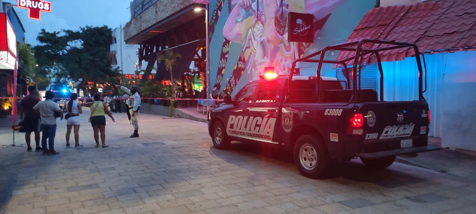 Paseantes y locatarios estaban atónitos al ver el ataque armado. Las víctimas sobrevivieron al intento de ejecución