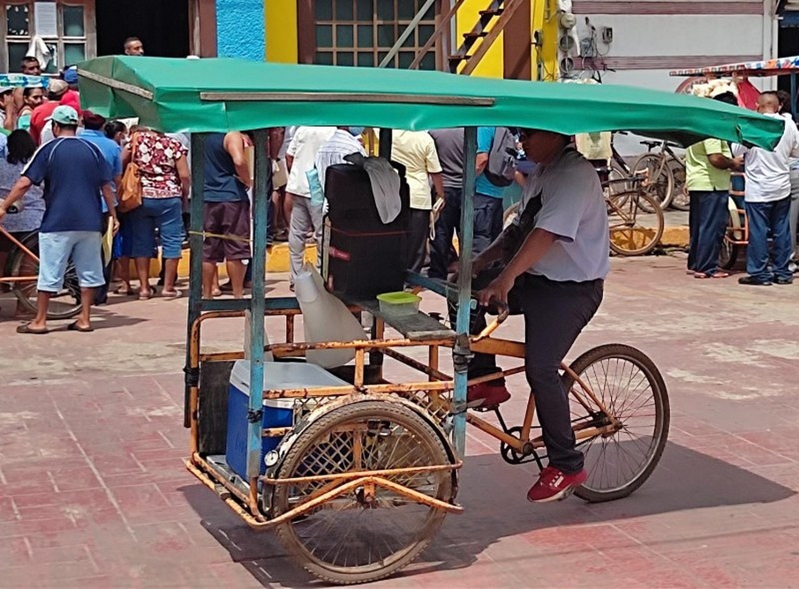 La falta de una fábrica de hielo en la comunidad provoca que tenga que levantarse diariamente a las 5:00 horas para ir por un cuarto de marqueta hasta Peto, Yucatán