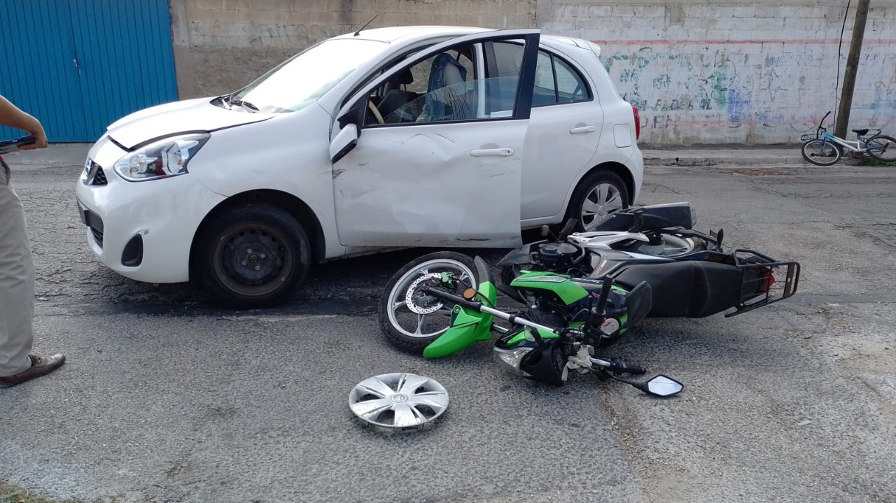 El motociclista fue atendido por paramédicos de la Secretaría de Seguridad Pública (SSP)