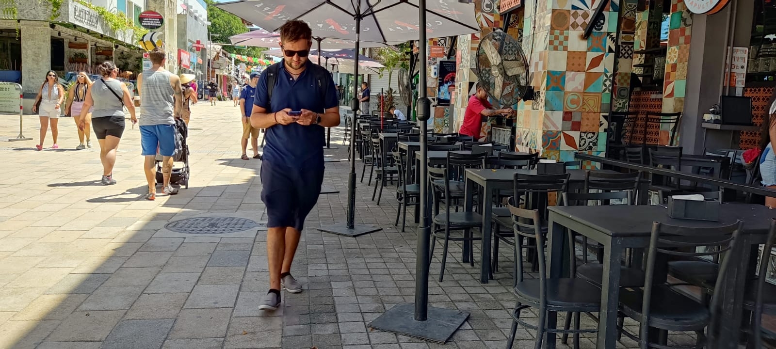 La música y turistas caminan por esta arteria este domingo sin ninguna preocupación