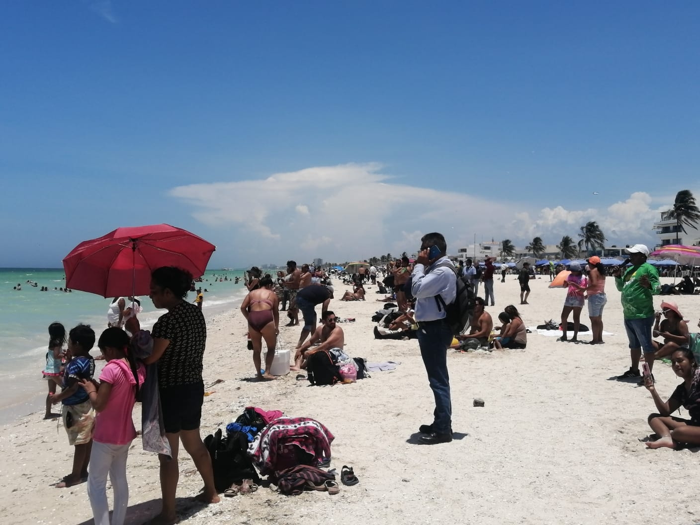 Familias enteras se dieron cita a los arenales para disfrutar del sol y la brisa Familias enteras se dieron cita a los arenales para disfrutar del sol y la brisa