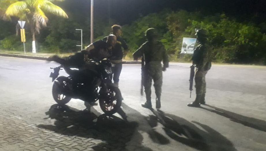 Detienen a dos hombres en posesión de sustancias prohibidas y narcóticos en Mahahual Detienen a dos hombres en posesión de sustancias prohibidas y narcóticos en Mahahual