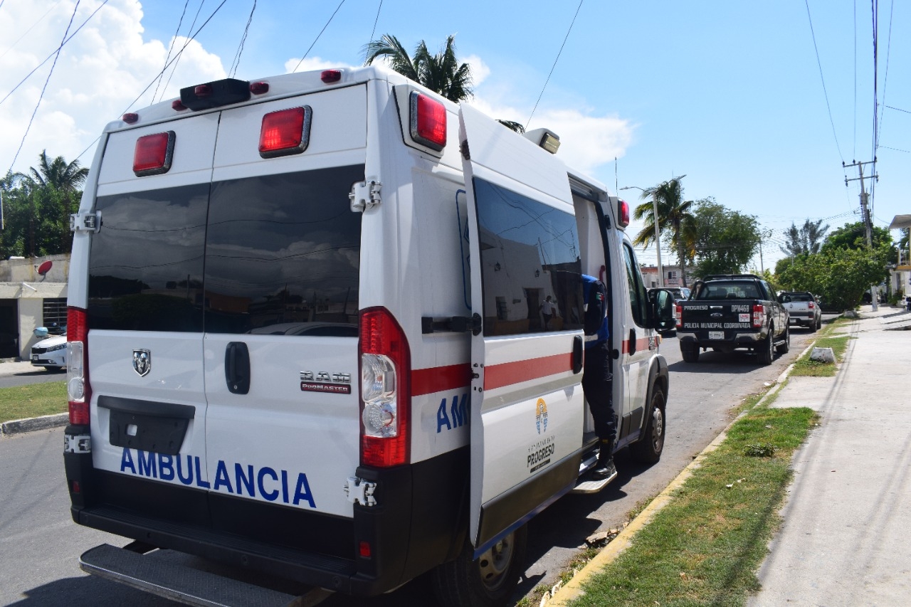 Los servicios de emergencia tuvieron que atender a la persona del "vocho". Foto: Jesús López