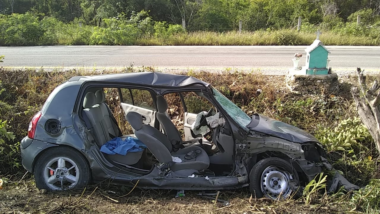 Uno de los carros quedó destrozado del impacto Uno de los carros quedó destrozado del impacto