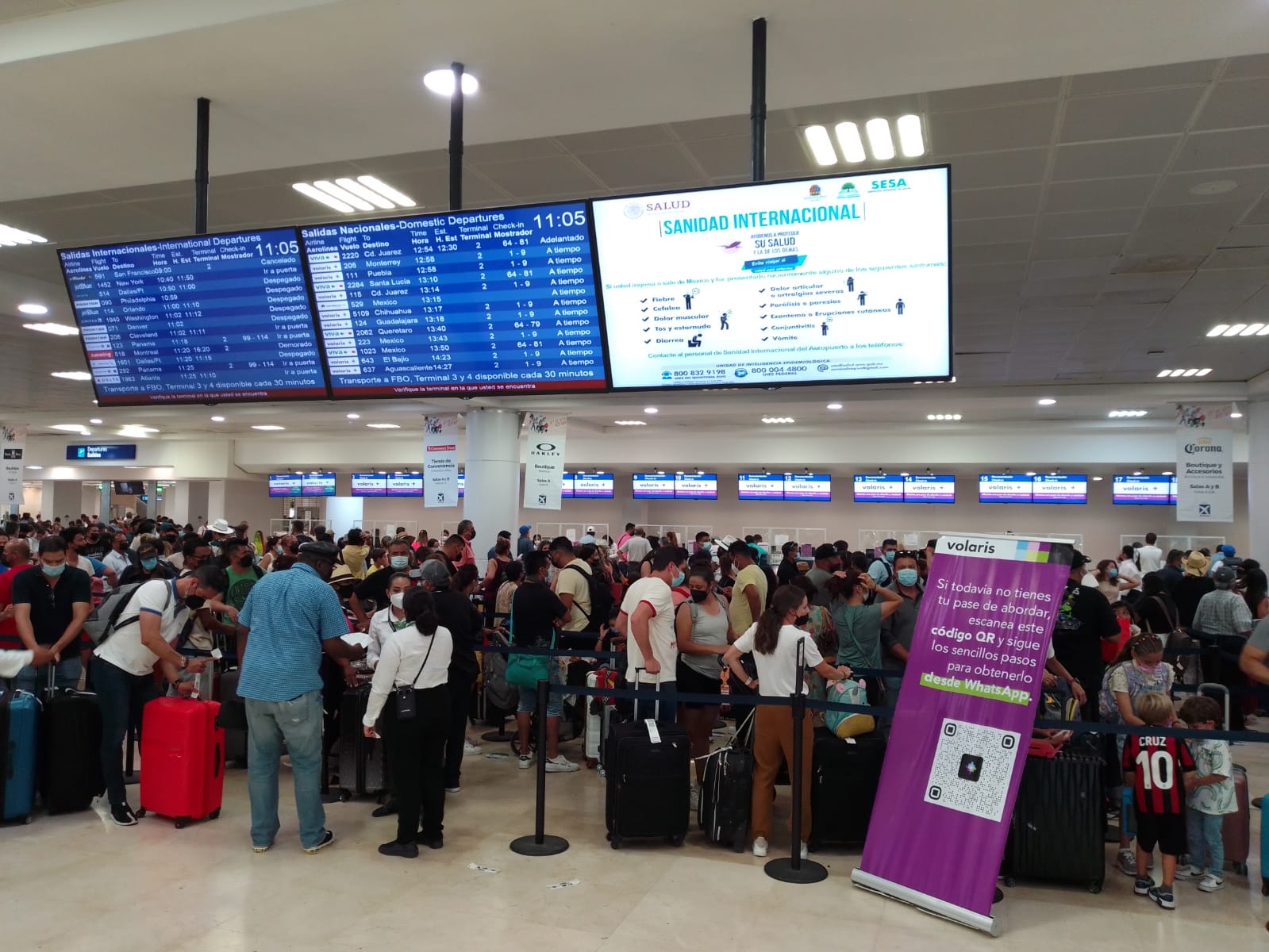 Las terminales del Aeropuerto de Cancún lucieron con largas filas en los módulos de las aerolíneas este 25 de julio Las terminales del Aeropuerto de Cancún lucieron con largas filas en los módulos de las aerolíneas este 25 de julio