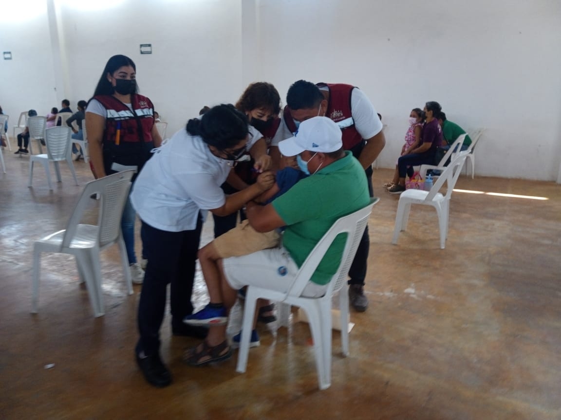 Desde muy temprano arribaron madres y padres de familia acompañando a los niños Desde muy temprano arribaron madres y padres de familia acompañando a los niños