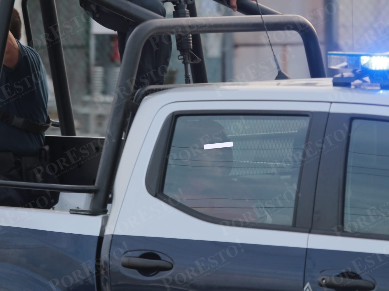 El detenido por portación ilegal de armas en Cozumel fue llevado al muelle fiscal para abordar una embarcación y llegar a Playa del Carmen, donde lo esperaba una unidad que lo llevaría a Cancún