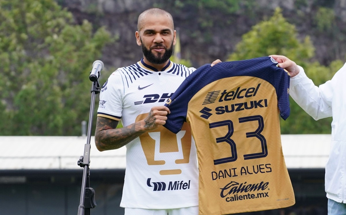 Dani Alves estuvo sólo un torneo con los Pumas de la UNAM antes de que le dieran las gracias por el escándalo sexual que está pasando Dani Alves estuvo sólo un torneo con los Pumas de la UNAM antes de que le dieran las gracias por el escándalo sexual que está pasando