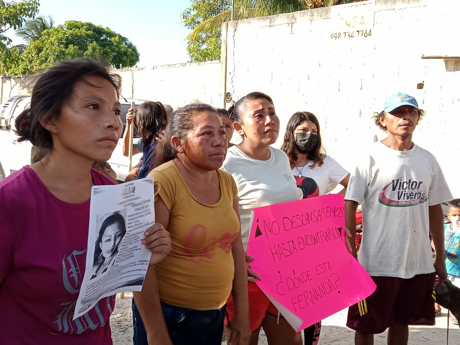 Con pancartas y la ficha de búsqueda de la joven desaparecida en la Zona Continental de Isla Mujeres, sus seres queridos exigieron justicia frente a la casa del taquero, que huyó del lugar Con pancartas y la ficha de búsqueda de la joven desaparecida en la Zona Continental de Isla Mujeres, sus seres queridos exigieron justicia frente a la casa del taquero, que huyó del lugar
