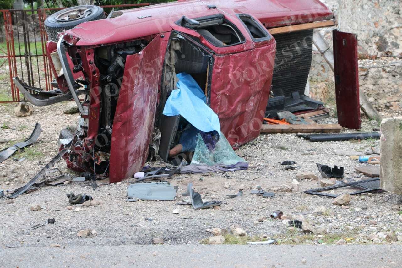 Dos hombres murieron tras la volcadura de una camioneta. Foto: Carlos Ek Uc Dos hombres murieron tras la volcadura de una camioneta. Foto: Carlos Ek Uc