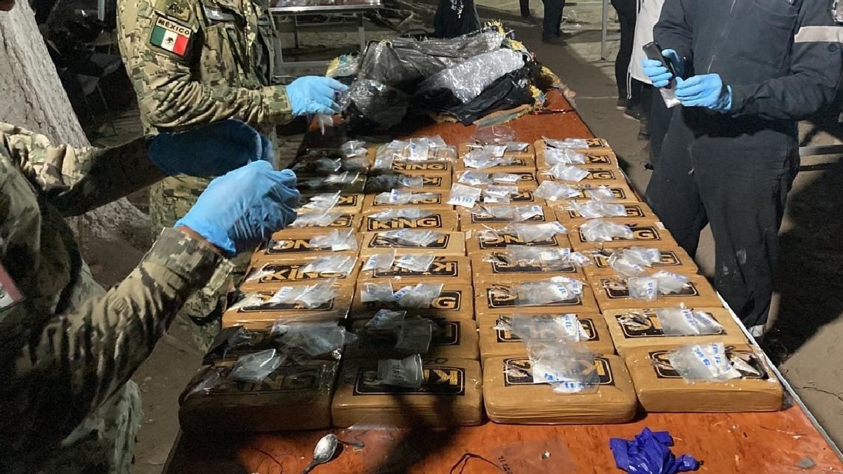 Los elementos de seguridad detuvieron a cuatro personas que presuntamente transportaban la droga, que estaba oculta en dos tractocamiones