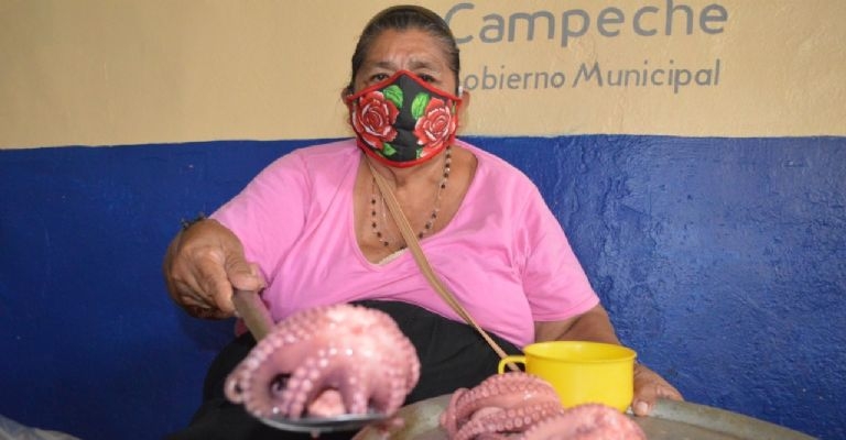 Las pulperitas se encargan de vender el octópodo cocido en el malecón de Campeche
