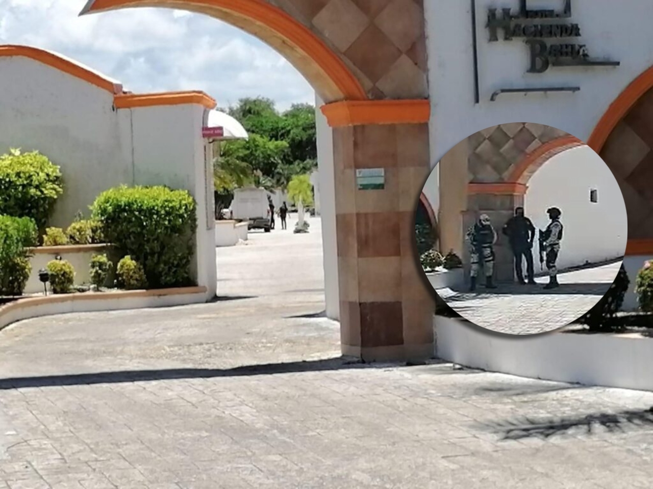 Elementos de la Policía en Chetumal vigilaron los alrededores del hotel en el Boulevard Bahía donde fueron hallados dos cuerpos Elementos de la Policía en Chetumal vigilaron los alrededores del hotel en el Boulevard Bahía donde fueron hallados dos cuerpos